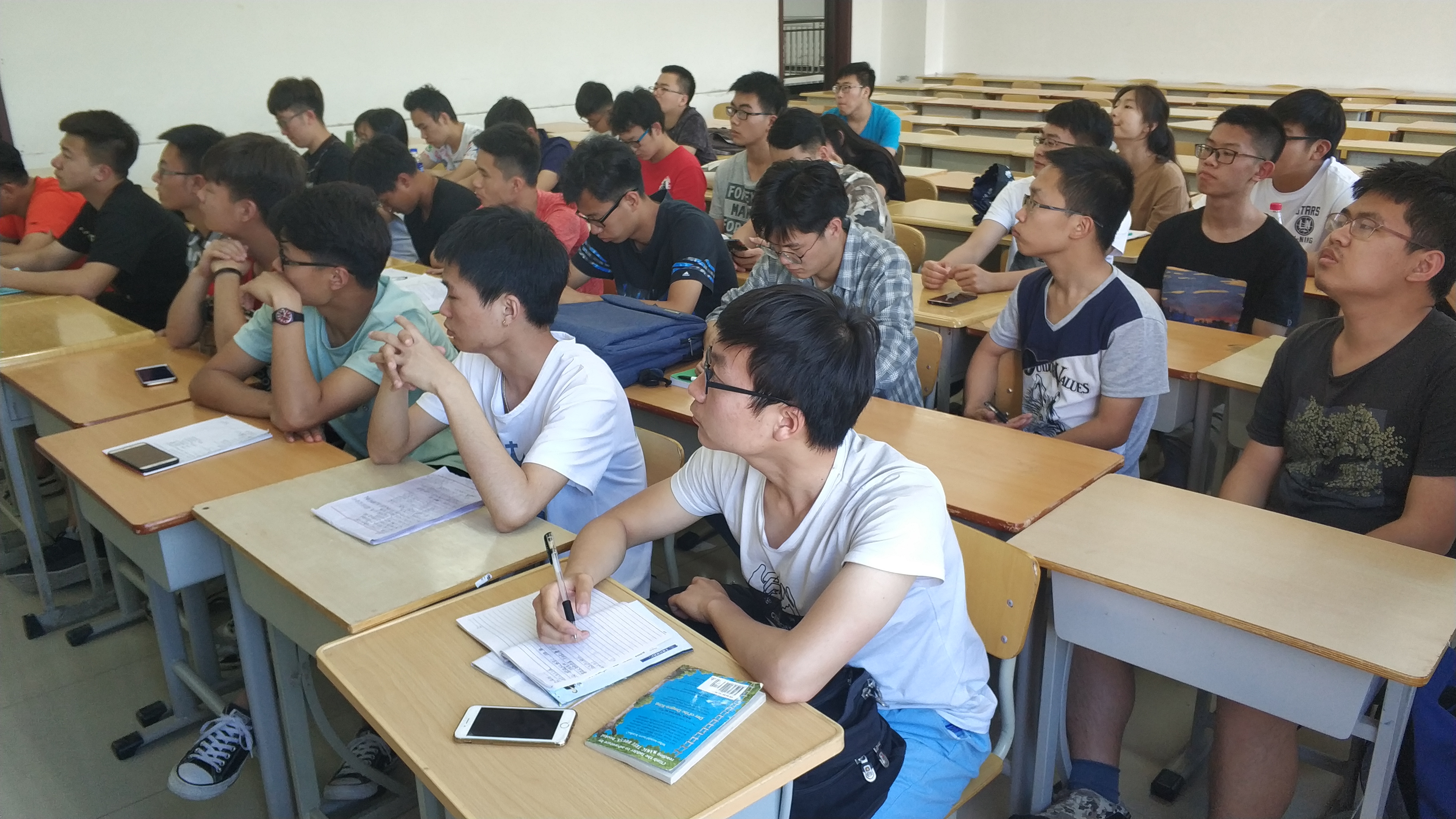 同学们聚精会神地听讲