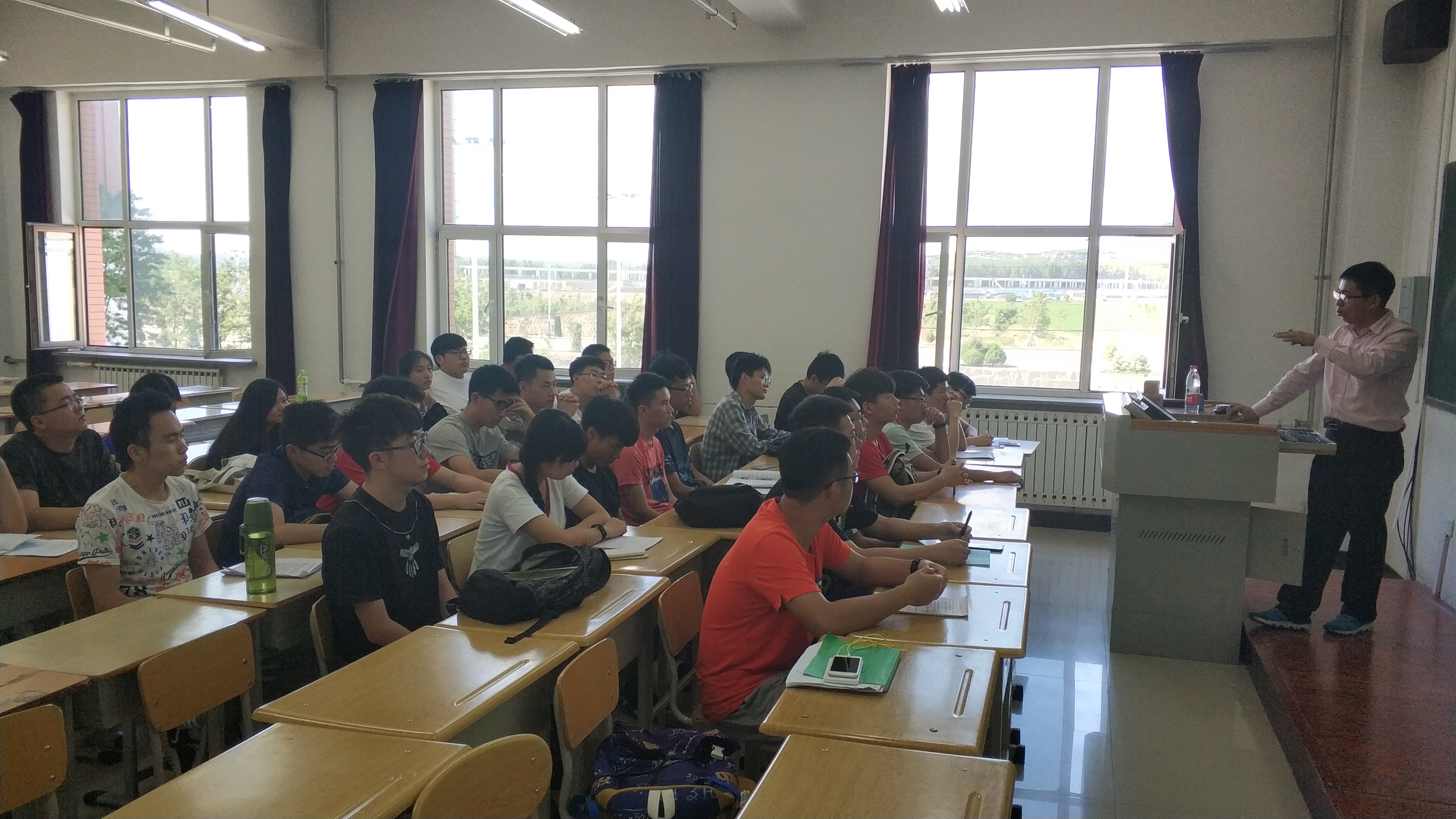 刘老师认真讲解专业知识